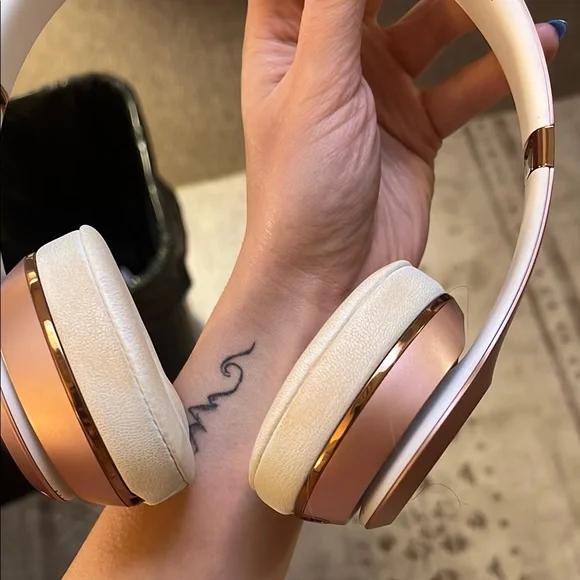 Beats by Dre Solo3 On-Ear Headphones - Pink - Picture 2 of 3